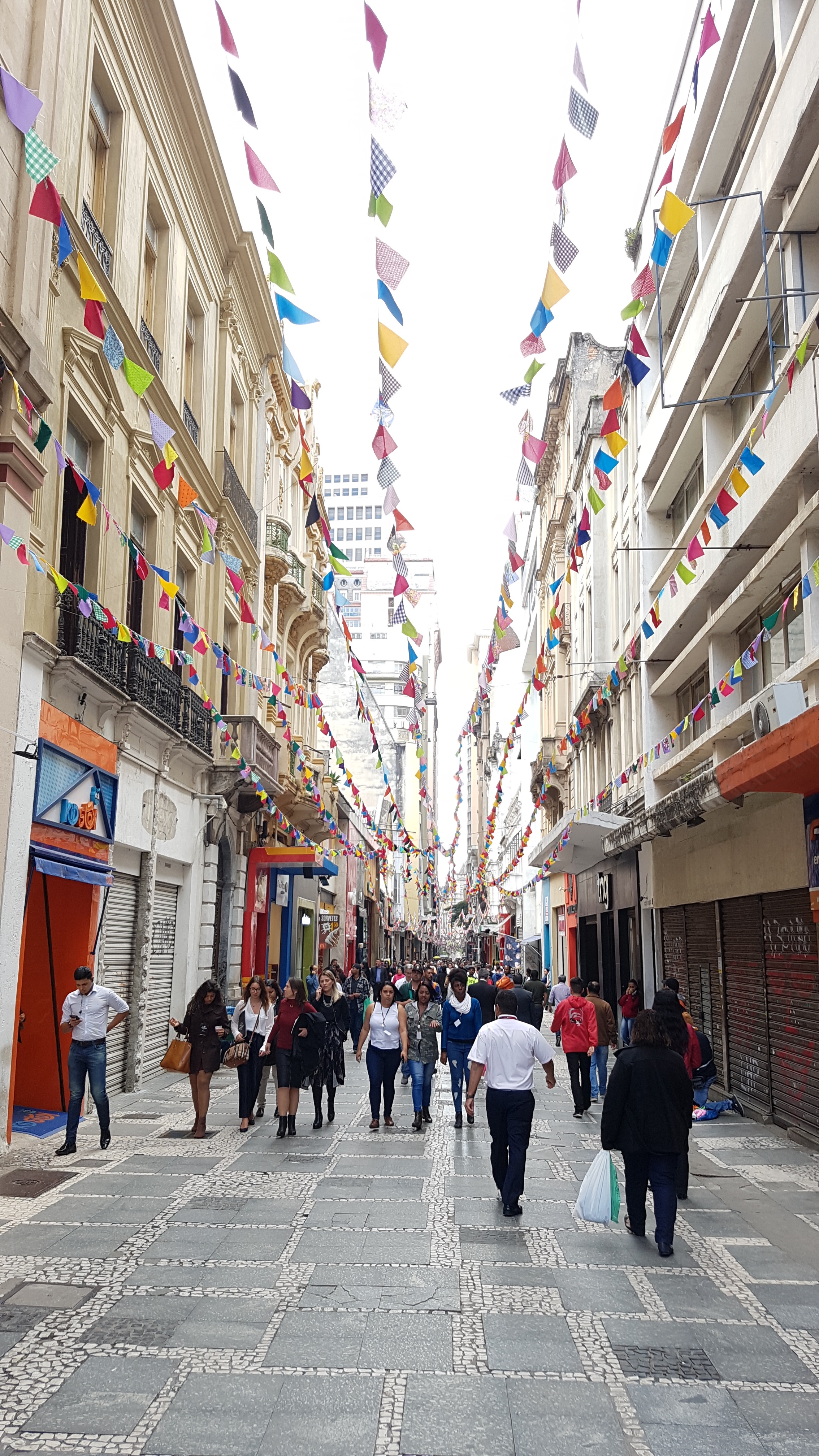 Rua São Bento enfeitada com bandeirinhas de festa junina